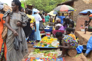 Aspecto do mercado de Cacheu, com mulheres a vender produtos no chão
