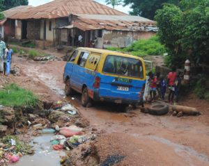 imagem-da-viatura-entalada-na-estrada