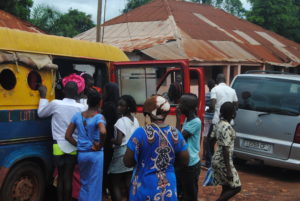 moradores-de-pessak-na-luta-pelo-lugar-na-toca-toca