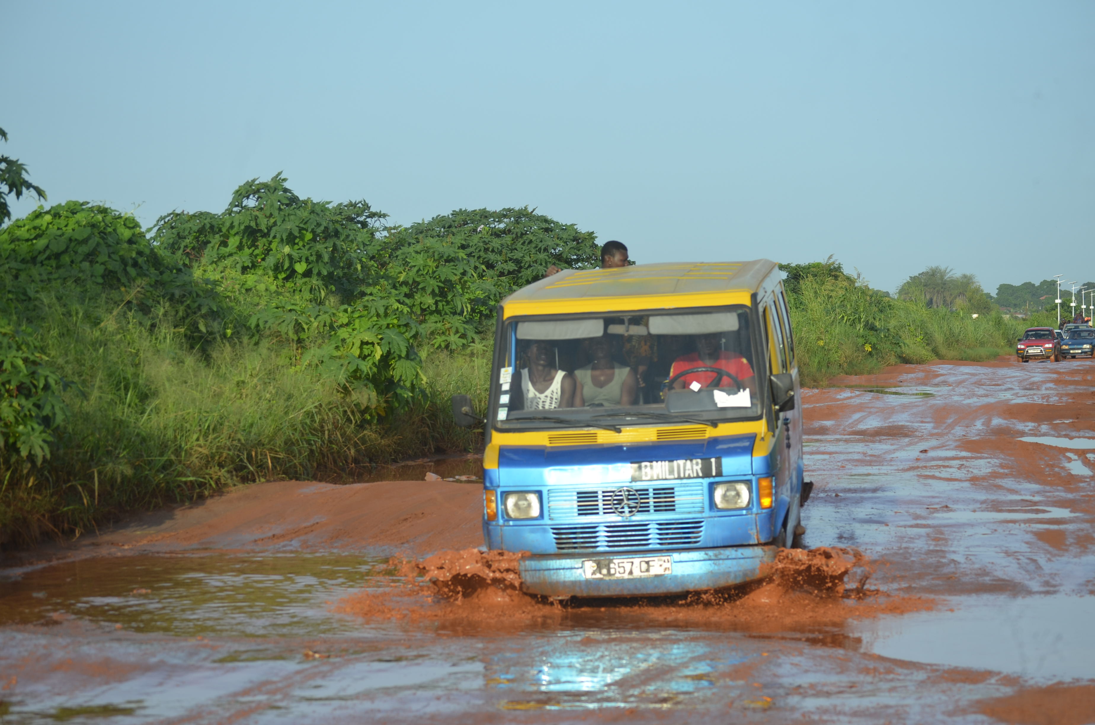 Resultado de imagem para buracos na estrada guine bissau