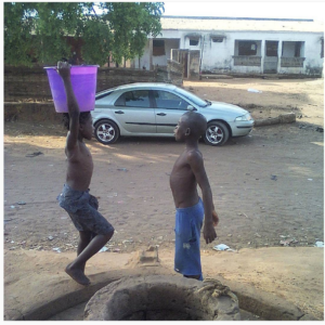 totala-sem-camisa-com-balde-a-cabeca-e-de-pes-descalcos