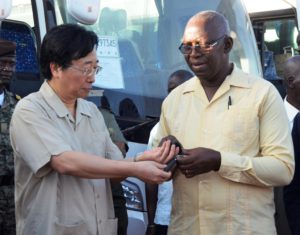 embaixador-wang-entrega-chaves-de-viaturas-ao-ministra-da-defesa-eduardo-sanha