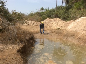 Imagem do repórter no fundo, vendo ‘in louco’ o estrago causado pela empresa na exploração da área pesada