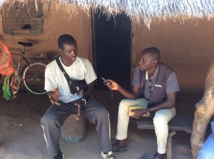 Repórter do Jornal O Democrata, entrevistando o Comité de Tabanca de Yal, Armando Djata