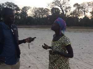 Repórter entrevistando uma mulher da aldeia de Yal