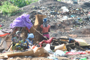 Barracas construidas junto de vazadora pessoas para repousar e esperar pelos camiãoes de lixos