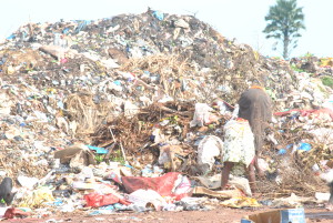 Imagem de pessoas vasculhando produtos aproveitáveis no lixo