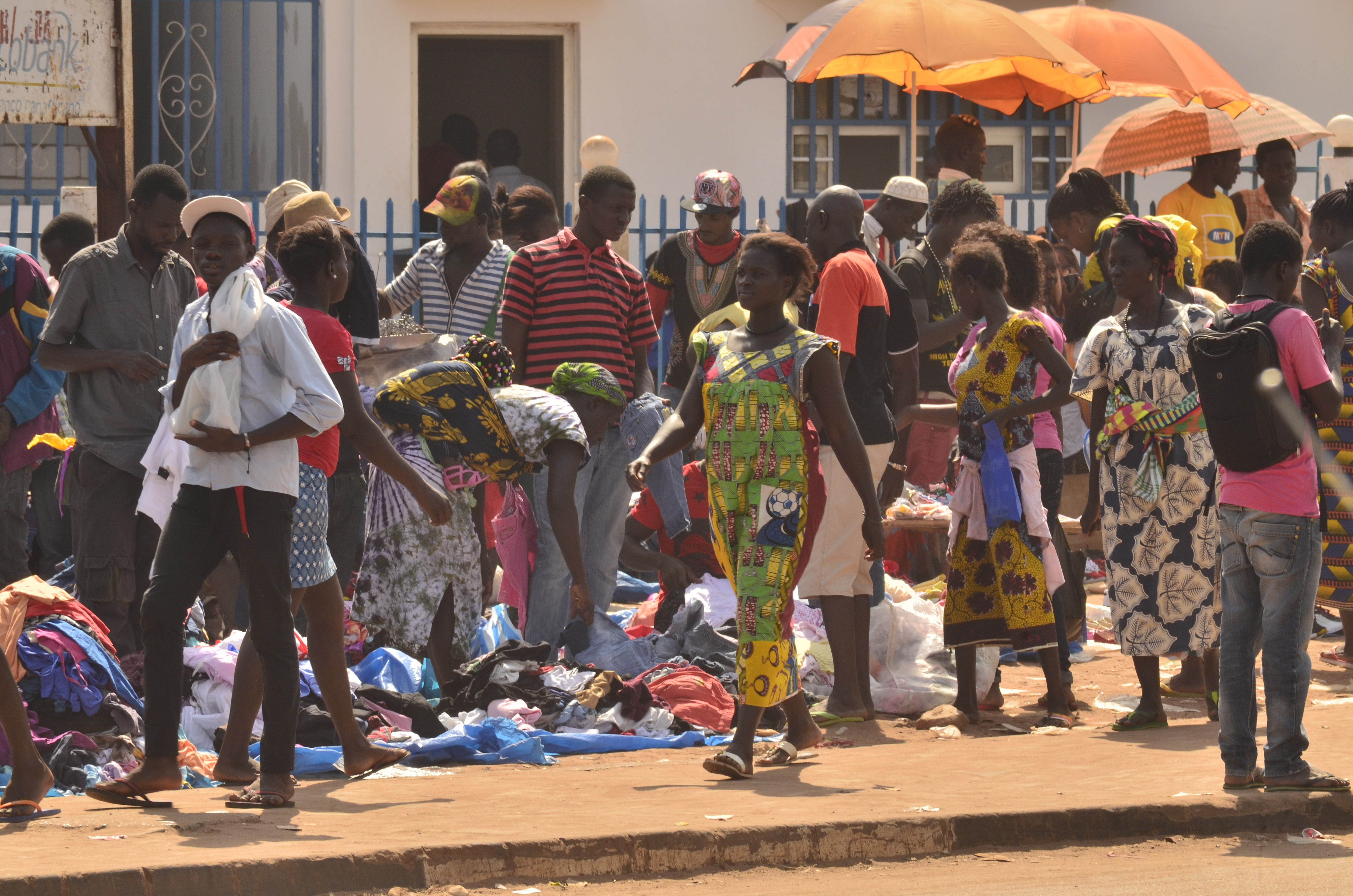 Citadinos de Bissau a procura de roupas e generos alimenticios no mercado de Bandim
