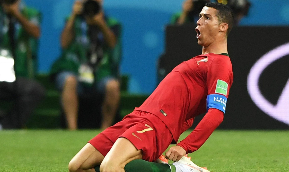 Com três de Ronaldo, Portugal e Espanha empatam na estreia de